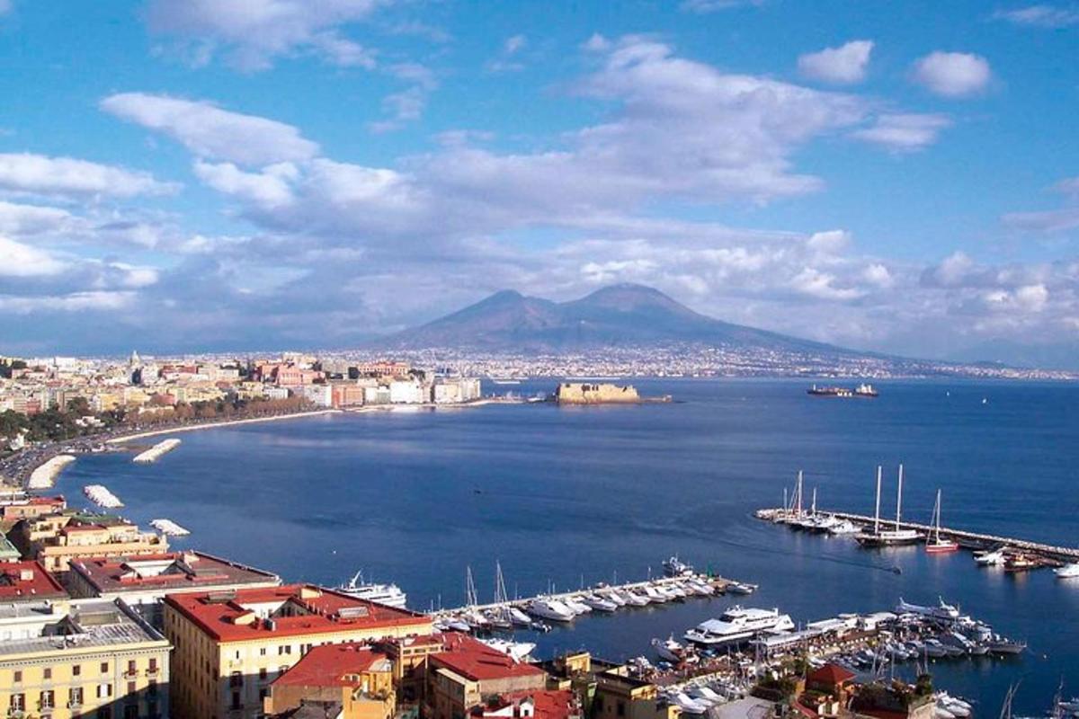 pogled na pristanišče s čolni v vodi