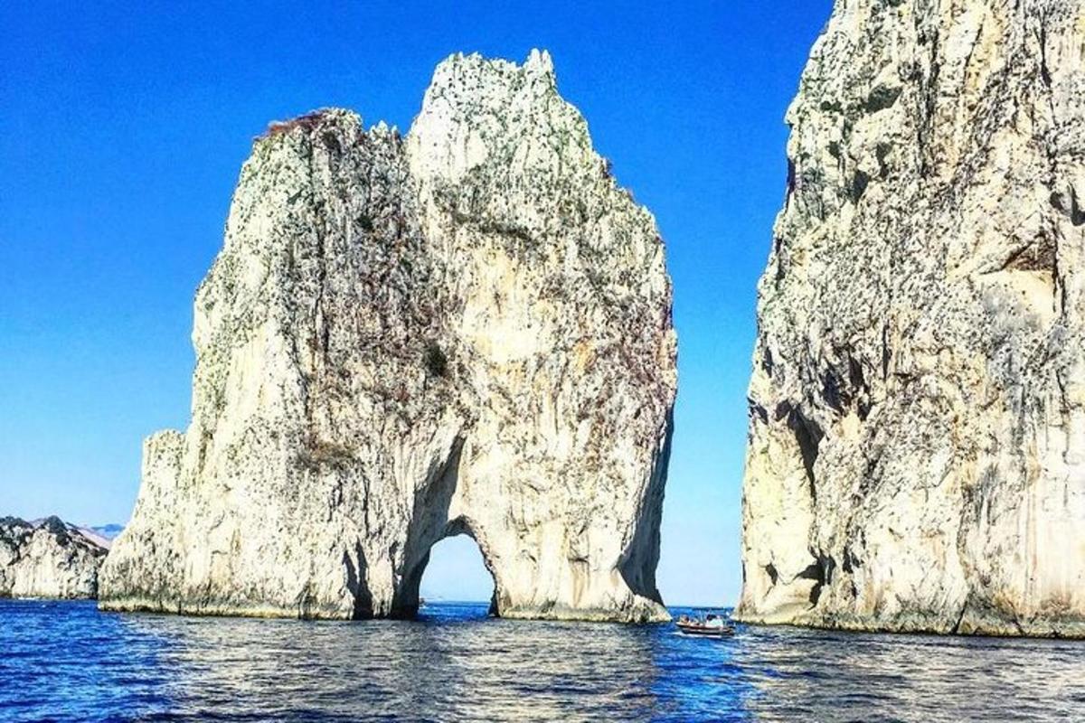 una grande formazione rocciosa nell'acqua