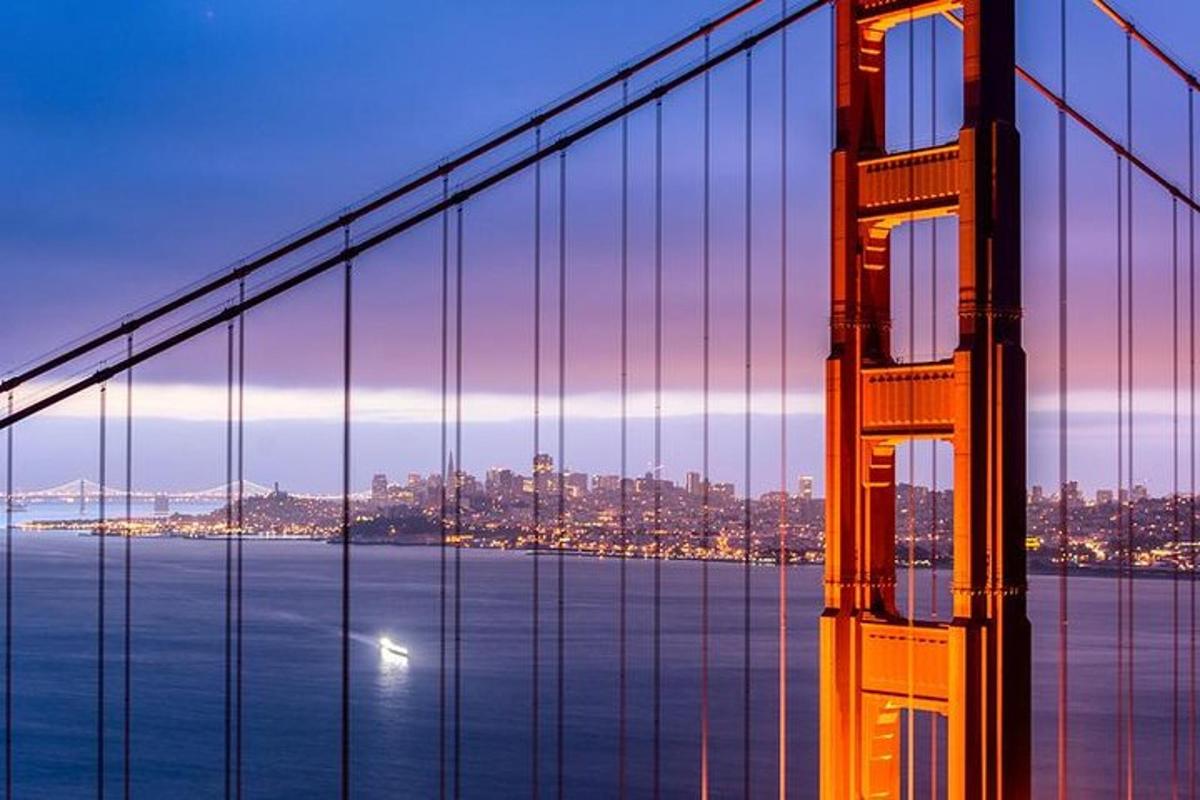 pohled na most Golden Gate za soumraku