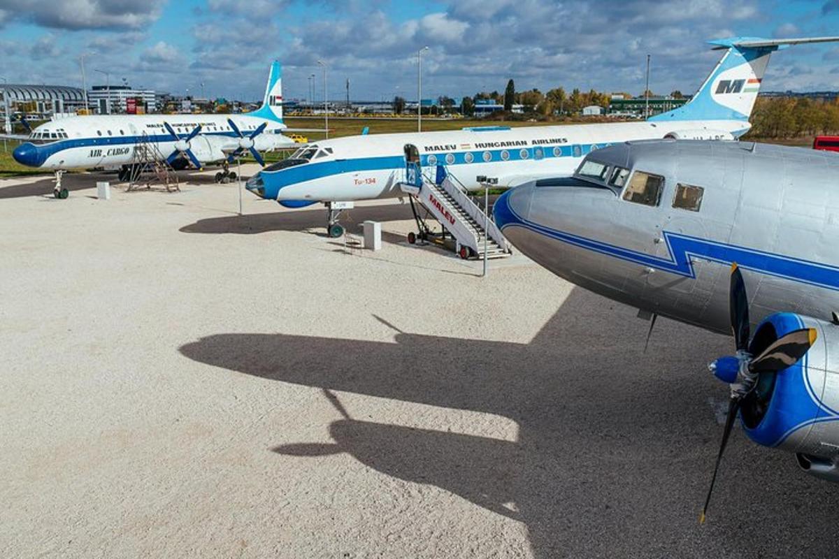 un groupe d'avions stationnés sur une piste