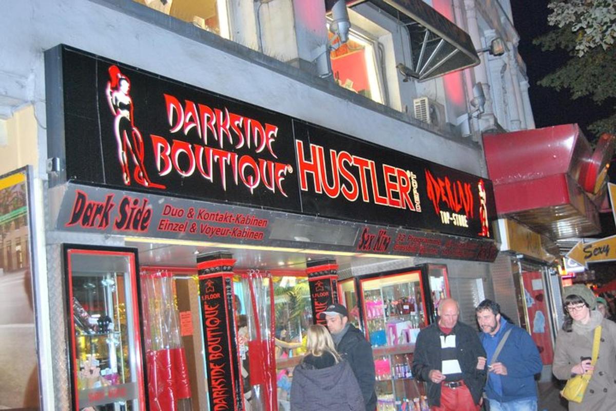 一群人在商店前行走