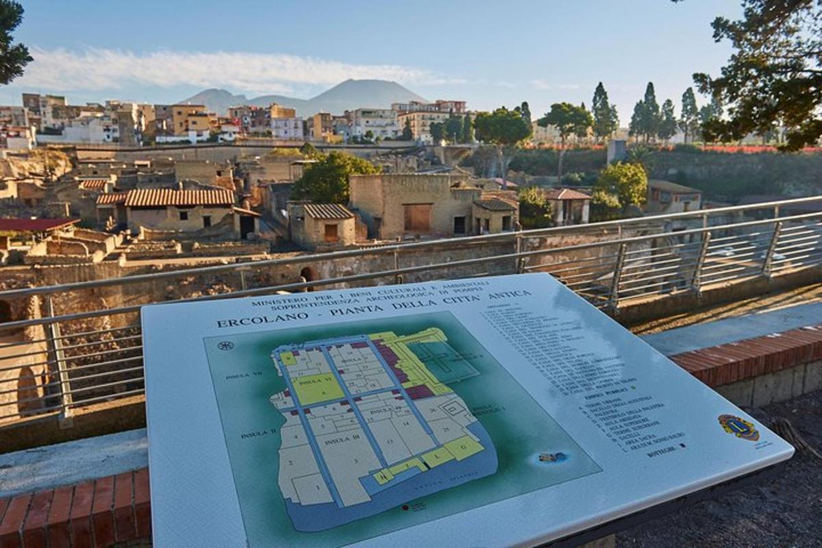 uma placa com vista para uma cidade