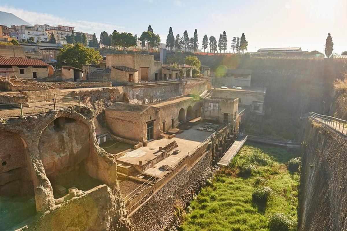 una vista aerea di un vecchio edificio in una città