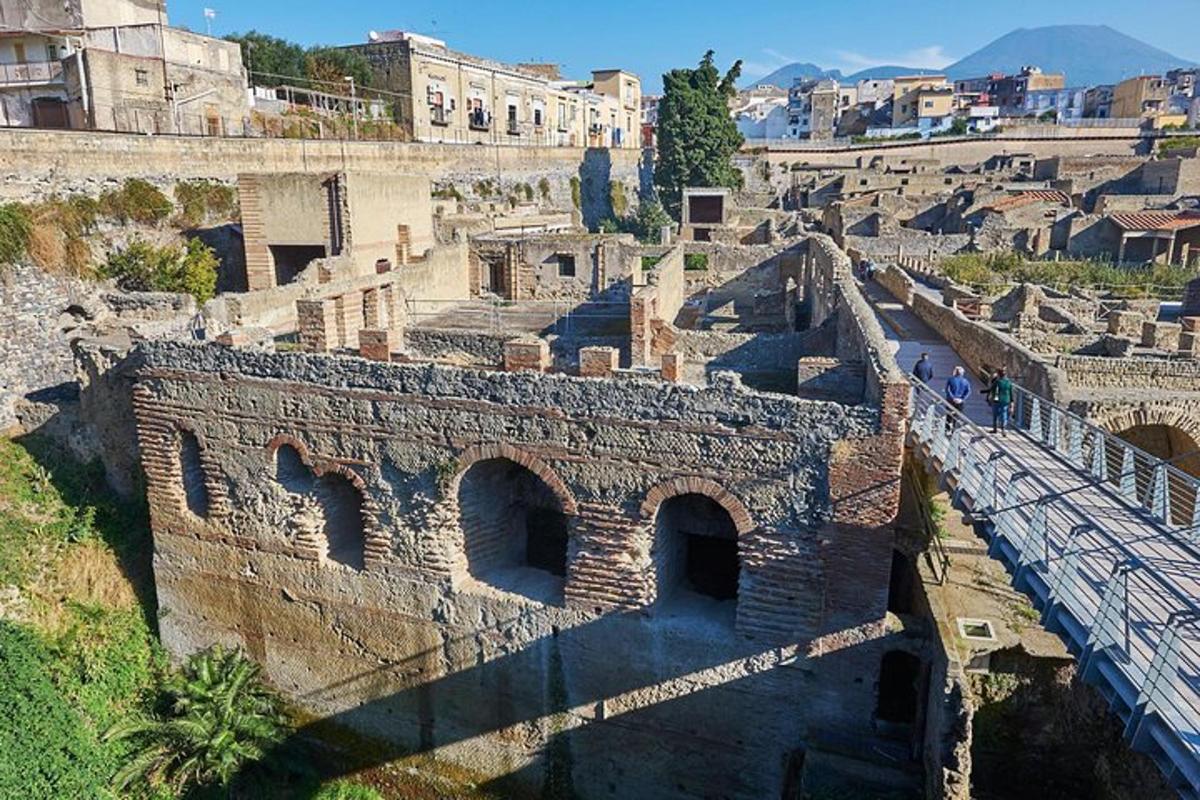 un vecchio edificio in mattoni con un ponte in una città