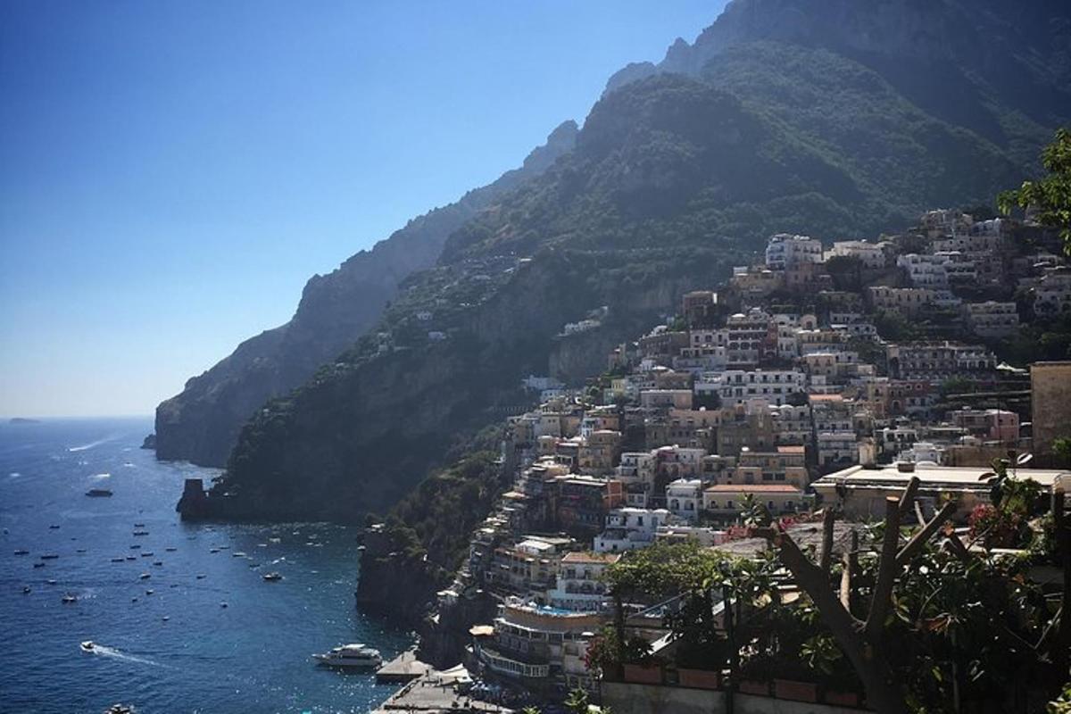 una vista di una città sul fianco di una montagna