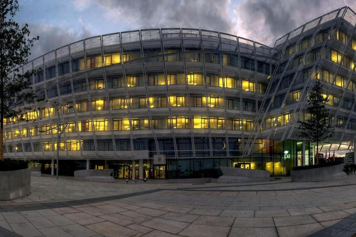 un grande edificio per uffici con le luci accese