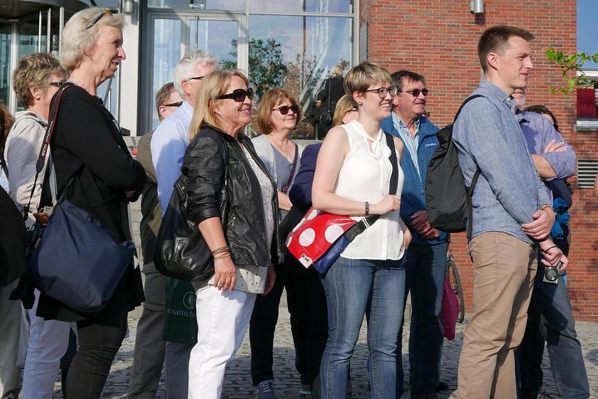 un gruppo di persone in piedi fuori da un edificio