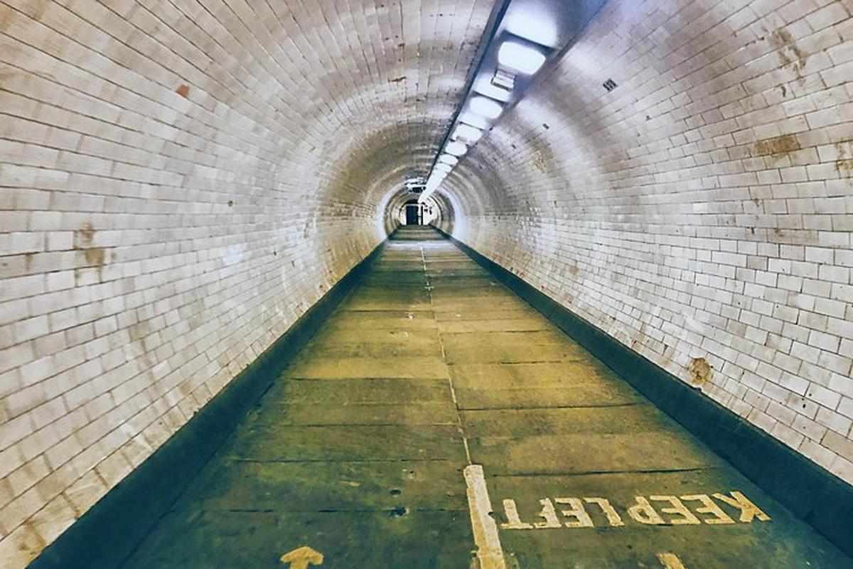 tunel s dlouhou cestou v cihlové zdi