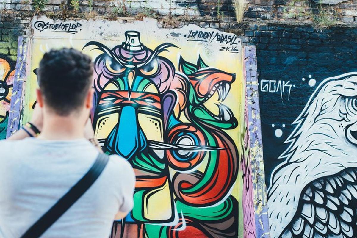 Ένας άντρας κοιτάζει έναν πίνακα με ένα άλογο σε έναν τοίχο