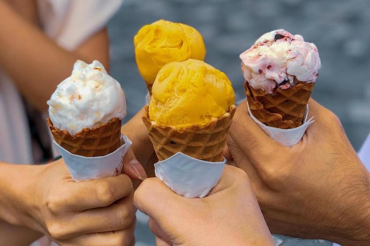 sekumpulan orang yang memegang kon aiskrim