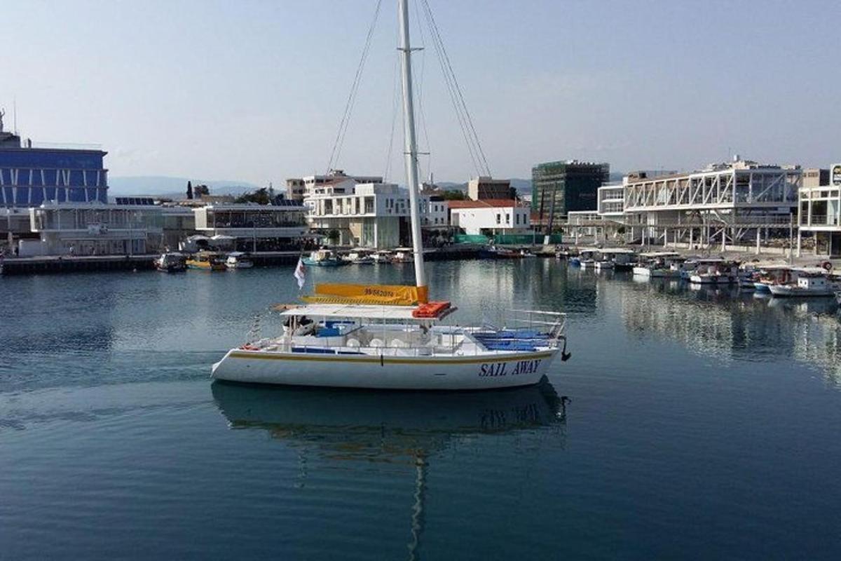 un vaixell assegut a l'aigua en un port