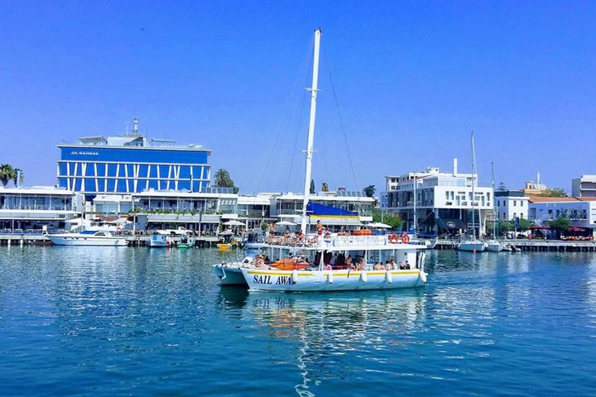 un vaixell a l'aigua prop d'un port amb edificis