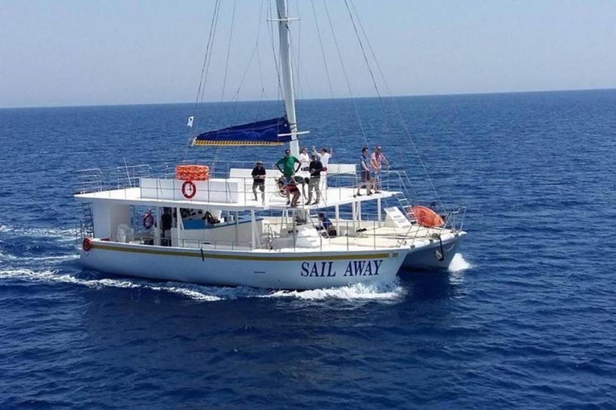 un grup de persones en un veler a l'oceà