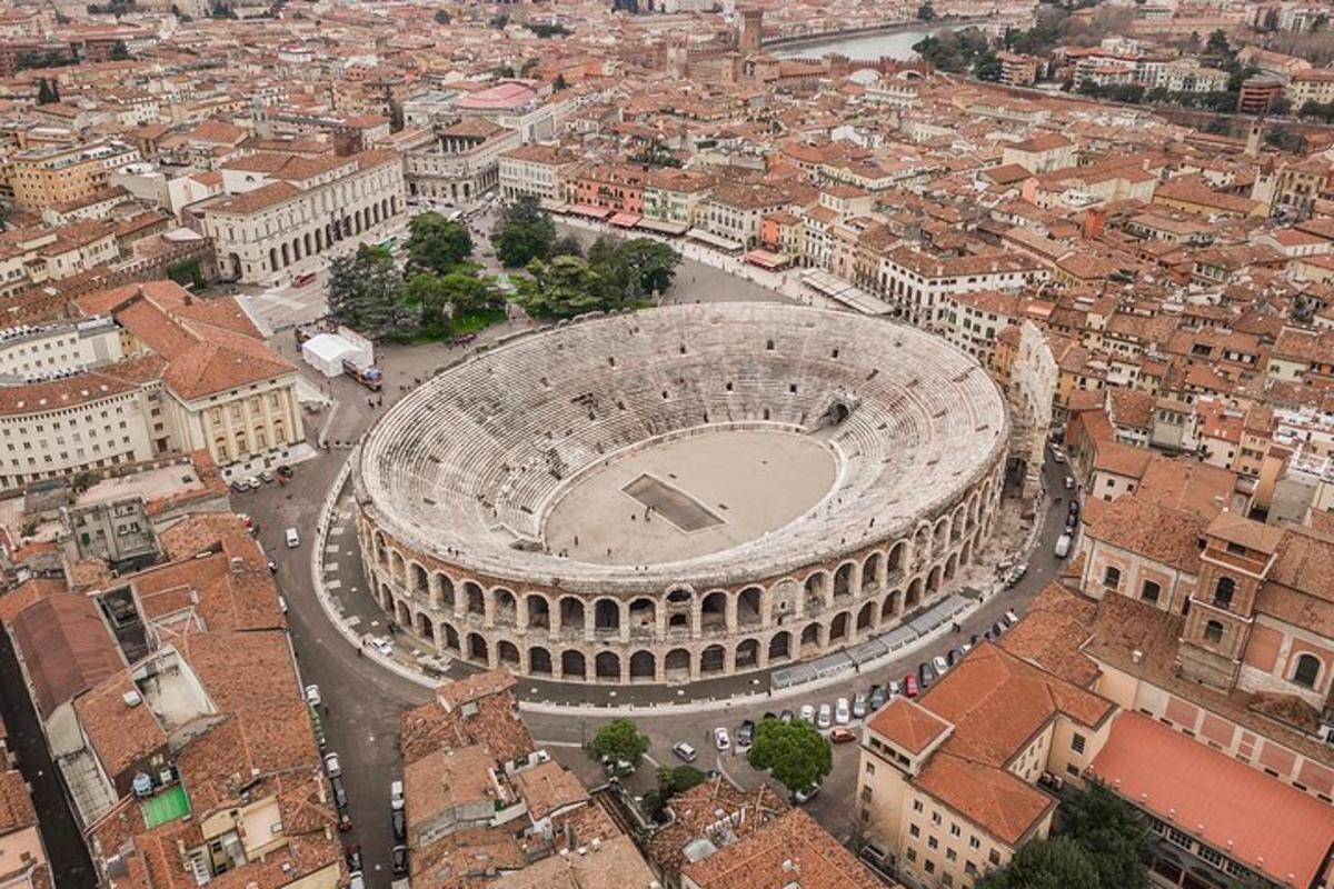 a városban található colosseum légi felvétele