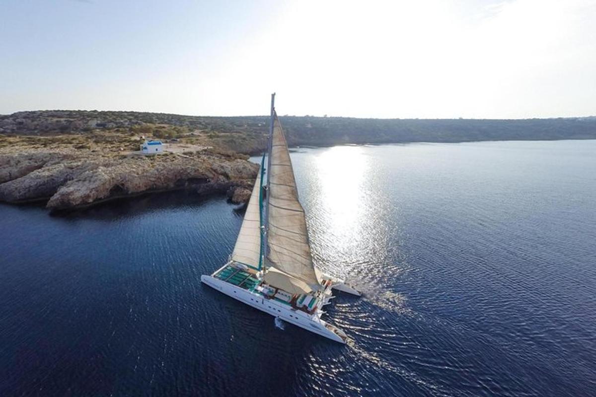un velero en un cuerpo de agua