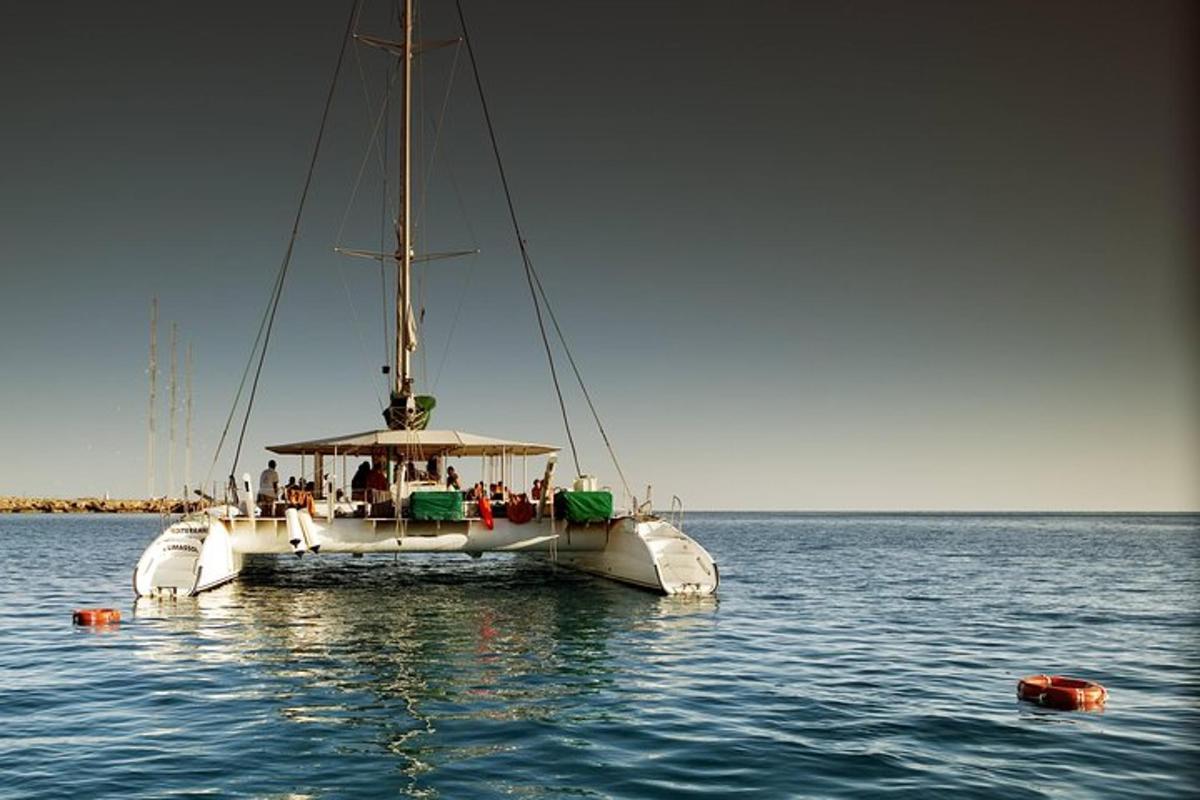 Un barco en el agua con gente en él.