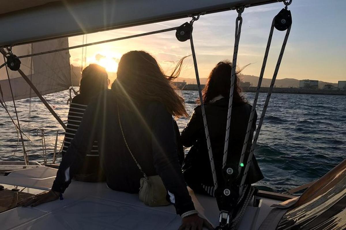 Τρεις γυναίκες κάθονται σε μια βάρκα στο νερό