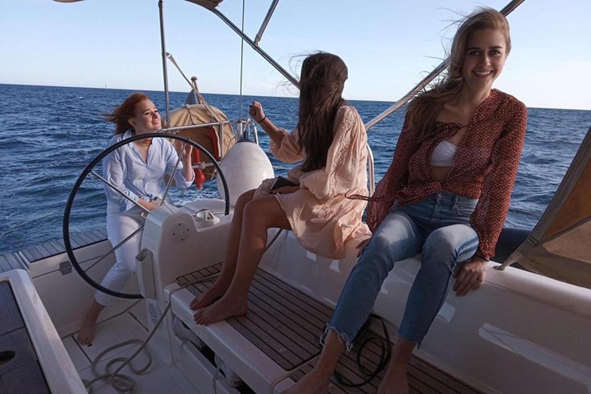 Τρεις γυναίκες κάθονται σε μια βάρκα στο νερό