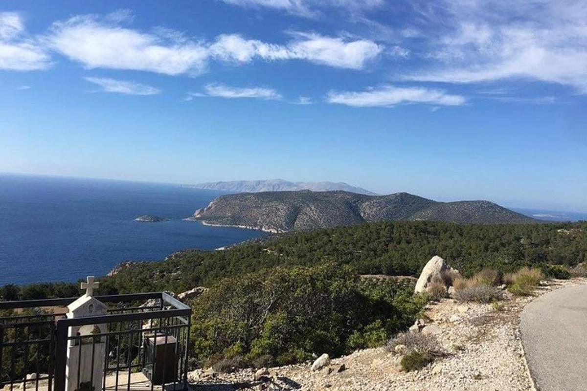 una vista del océano desde una colina