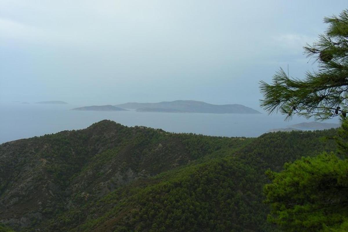 Una vista de una montaña con el océano al fondo.