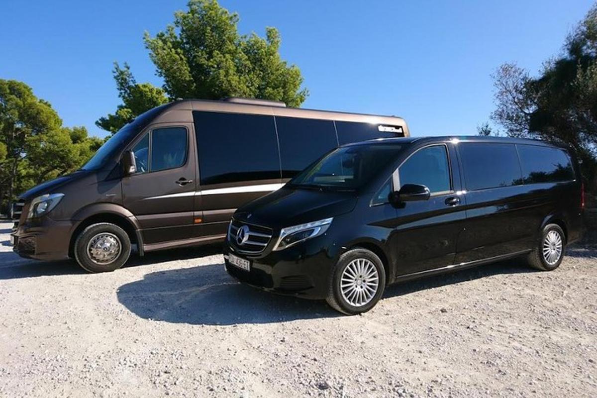 ein schwarzer Lieferwagen, der neben einem schwarzen Lieferwagen geparkt ist