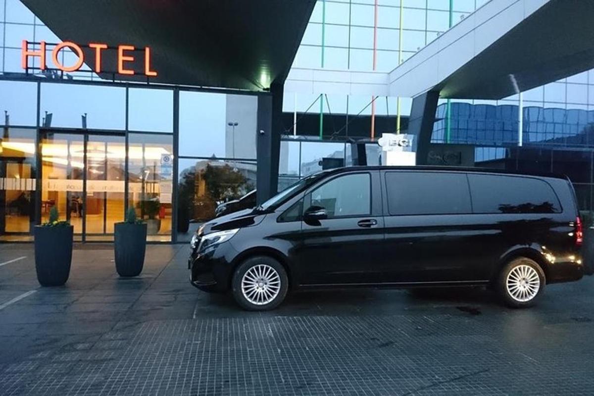 ein schwarzer Lieferwagen, der vor einem Hotel geparkt ist
