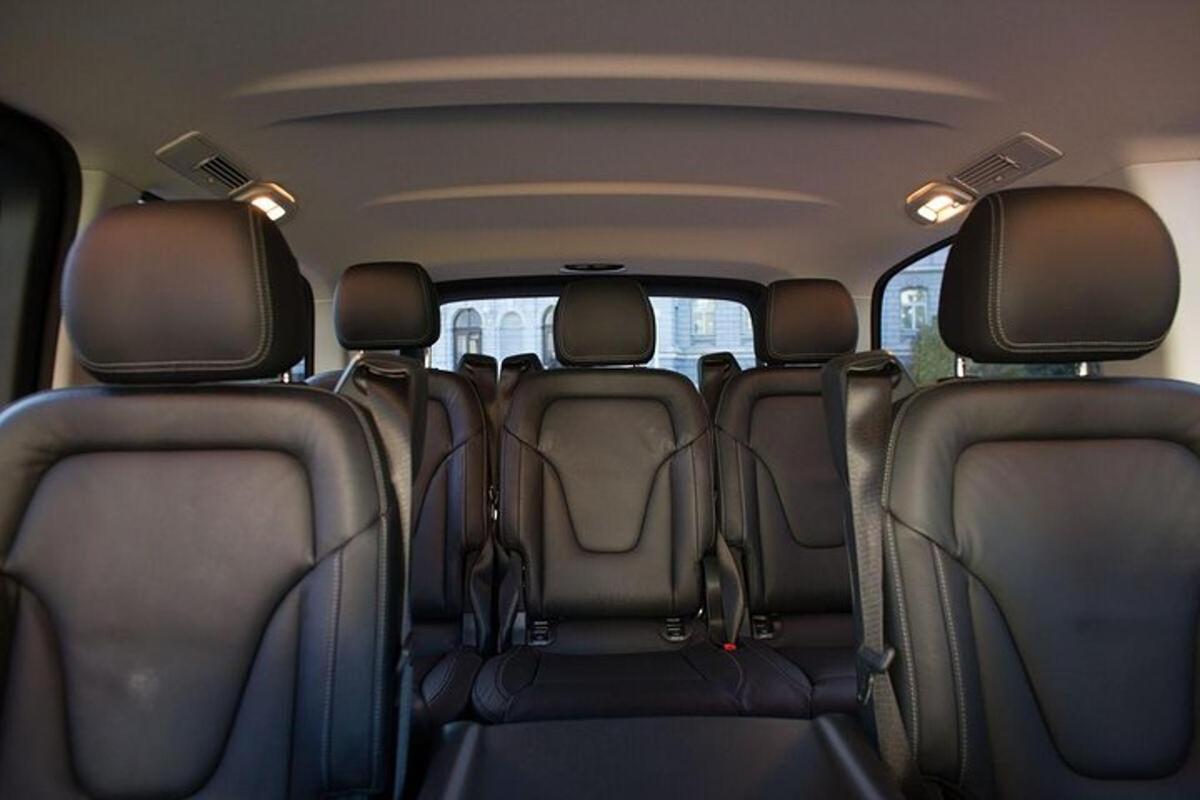 ein Blick auf die Rücksitze eines Autos