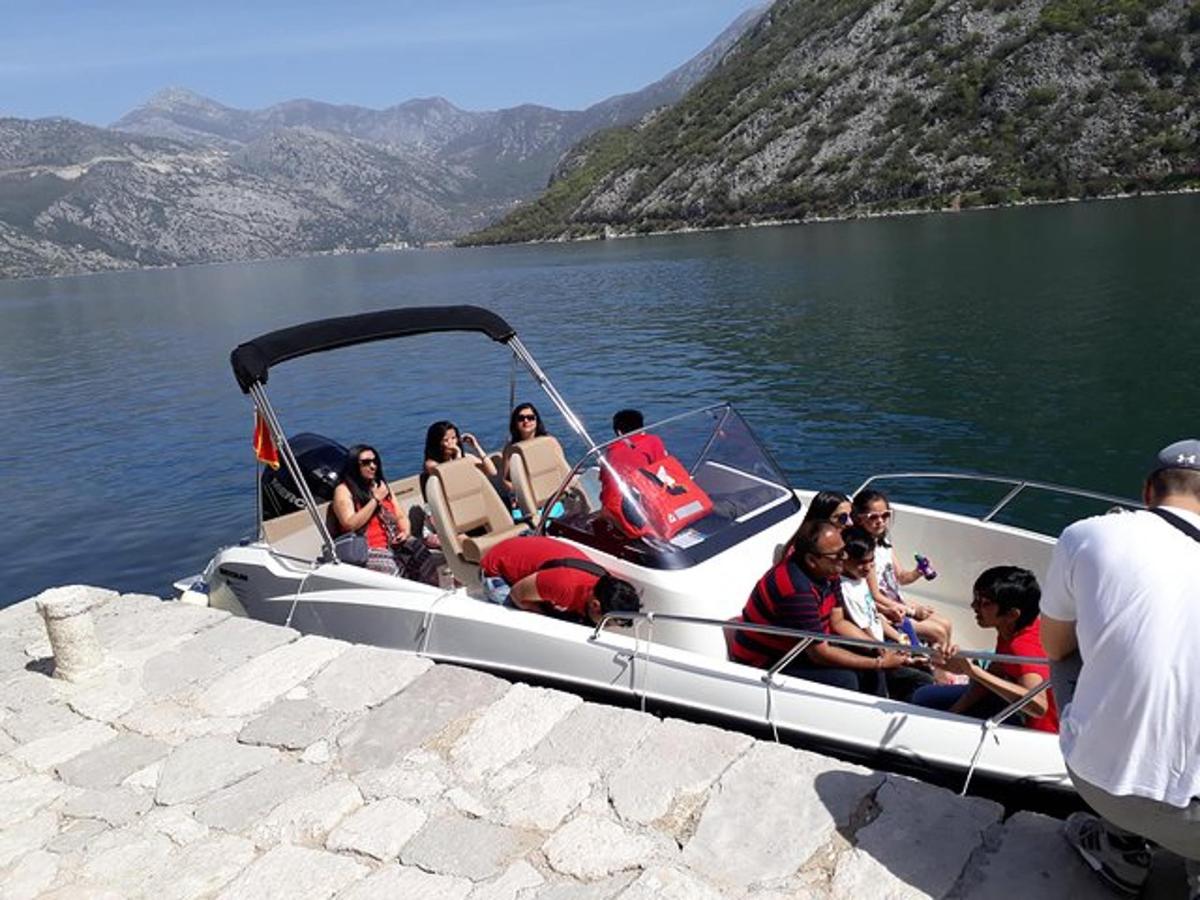 un gruppo di persone su una barca su un lago