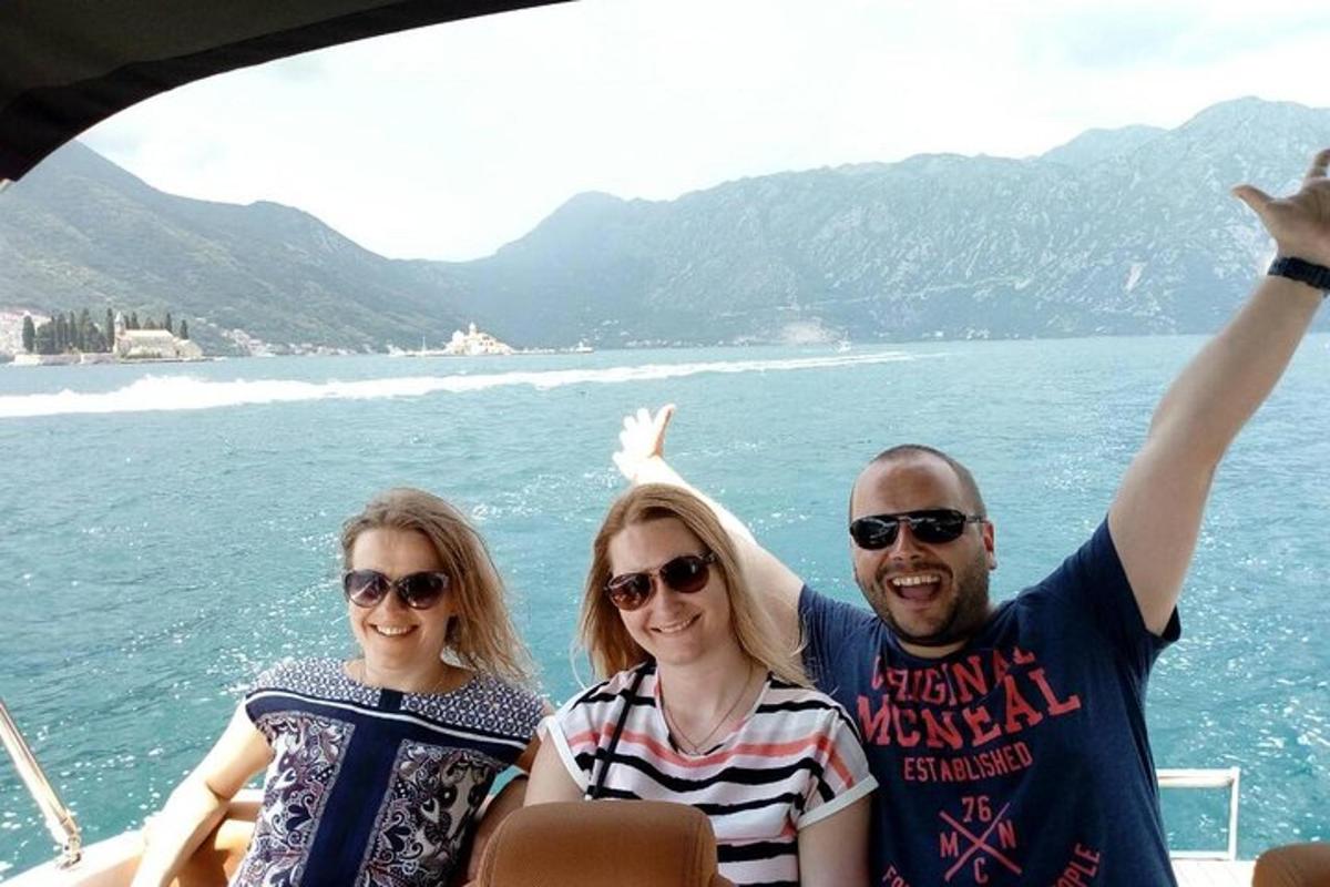 un gruppo di persone su una barca in acqua
