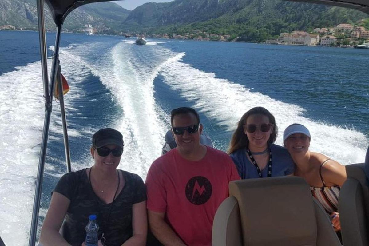 un gruppo di persone su una barca in acqua
