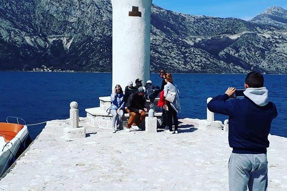 човек фотографише људе на светионику