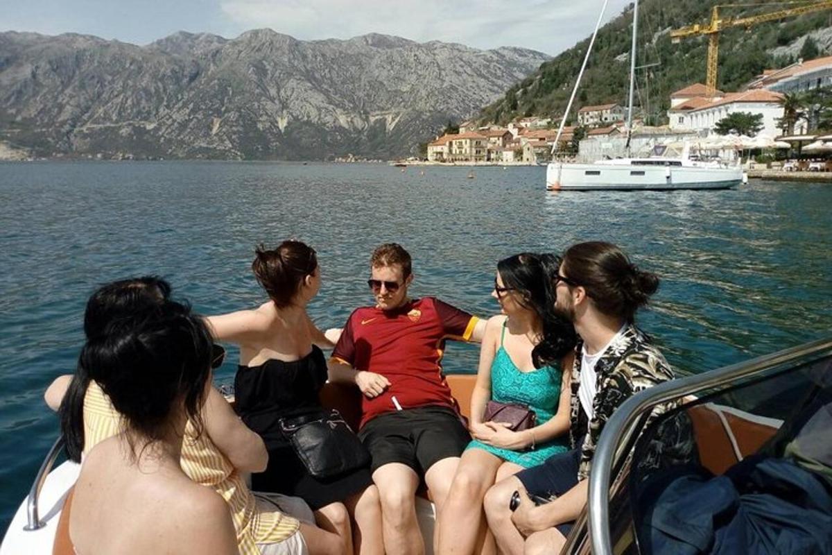 un gruppo di persone sedute su una barca in acqua