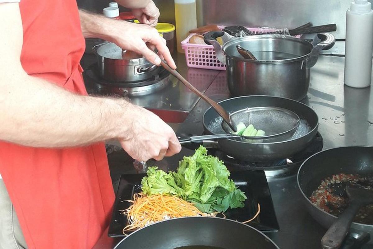 一个人在炉子上的锅里煮食物