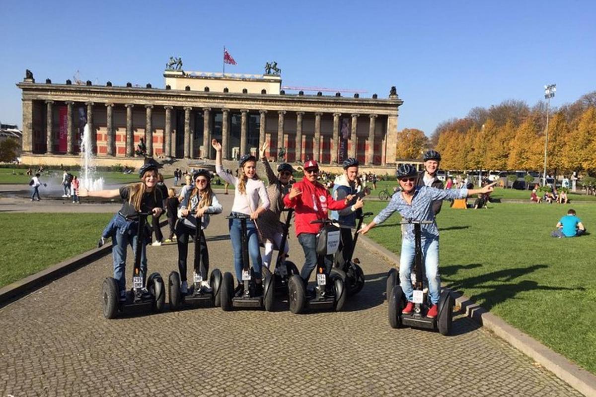 grupa ludzi jadących na segwayach przed budynkiem