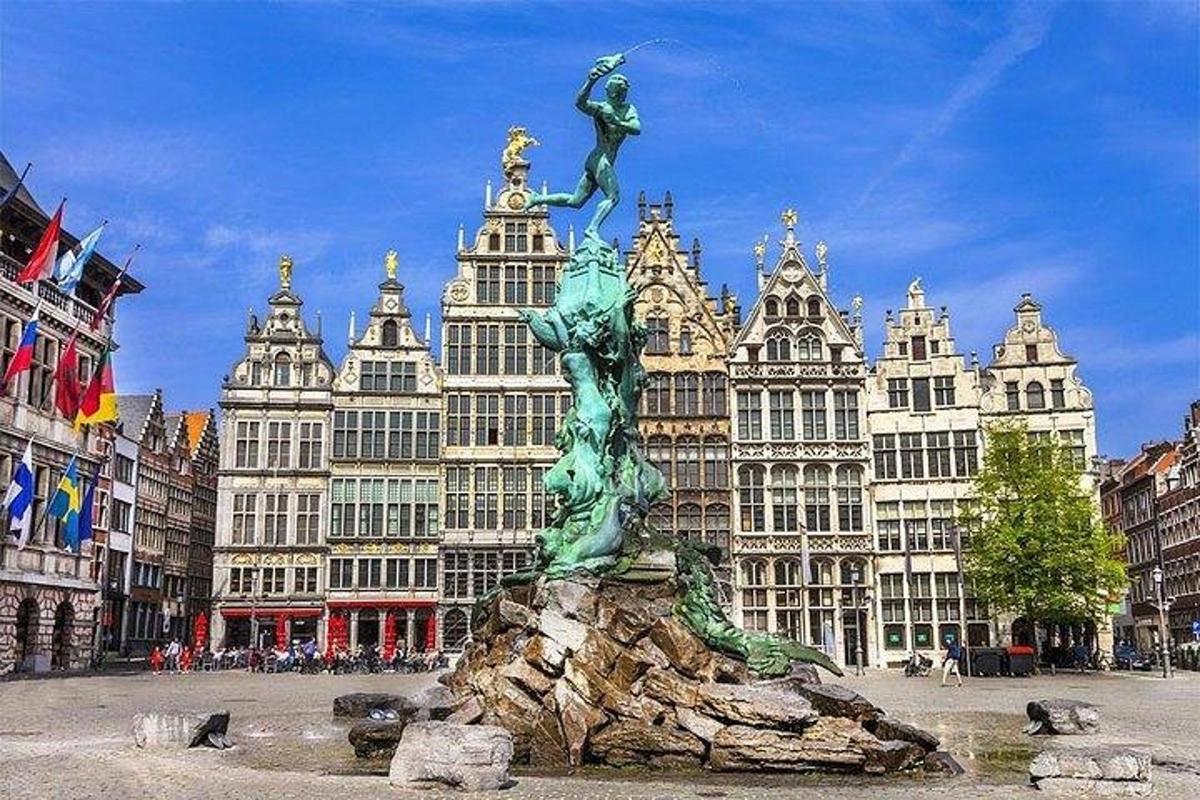 en statue midt i en by med bygninger