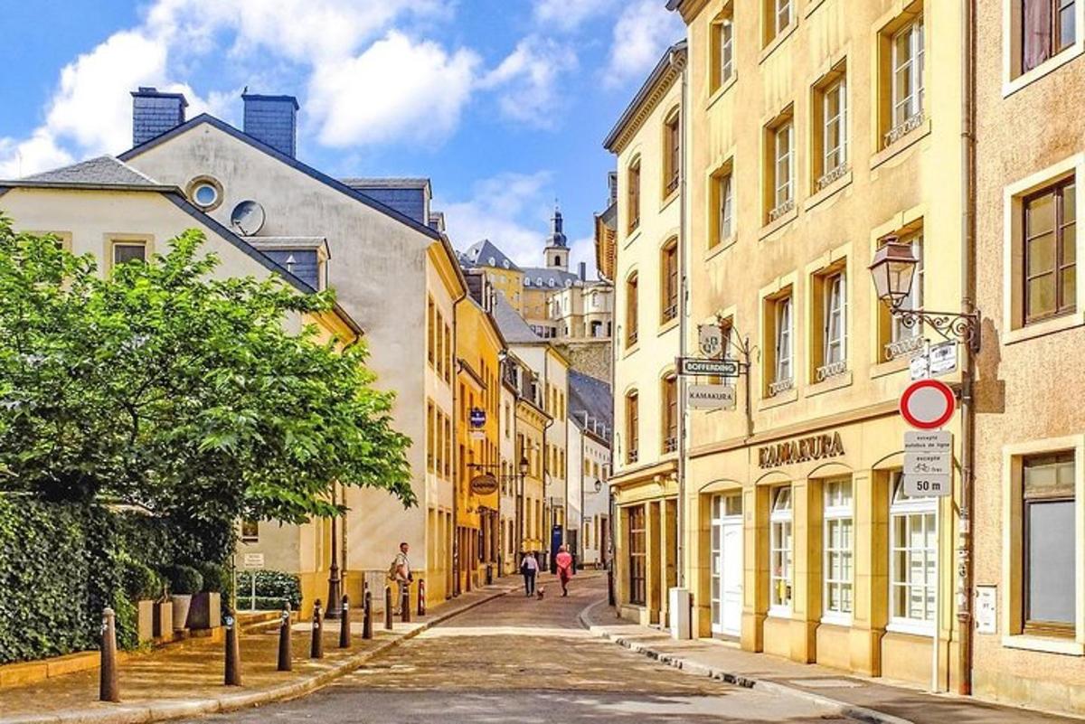 una strada vuota in una città con edifici
