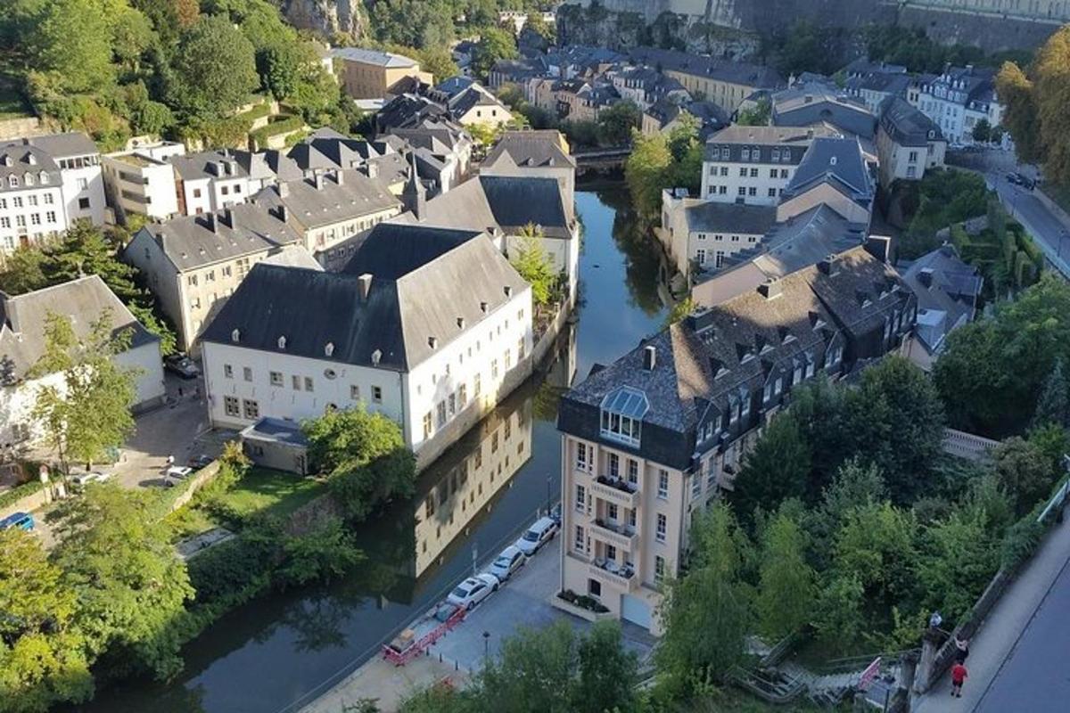 una vista aerea di una città con un fiume e degli edifici