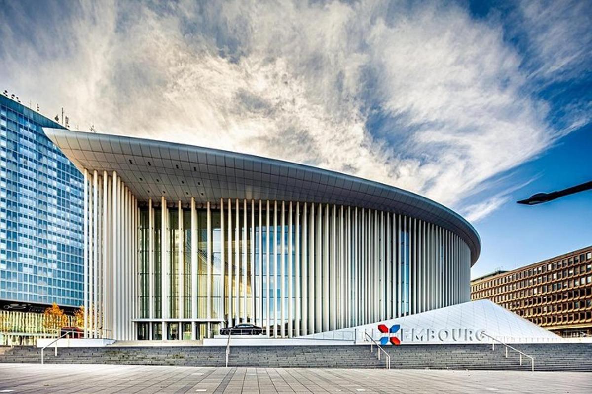 un grande edificio in una città con un cielo