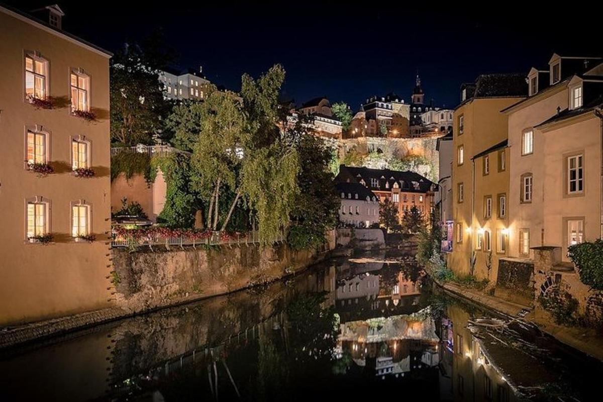 una ciutat de nit amb un riu i edificis