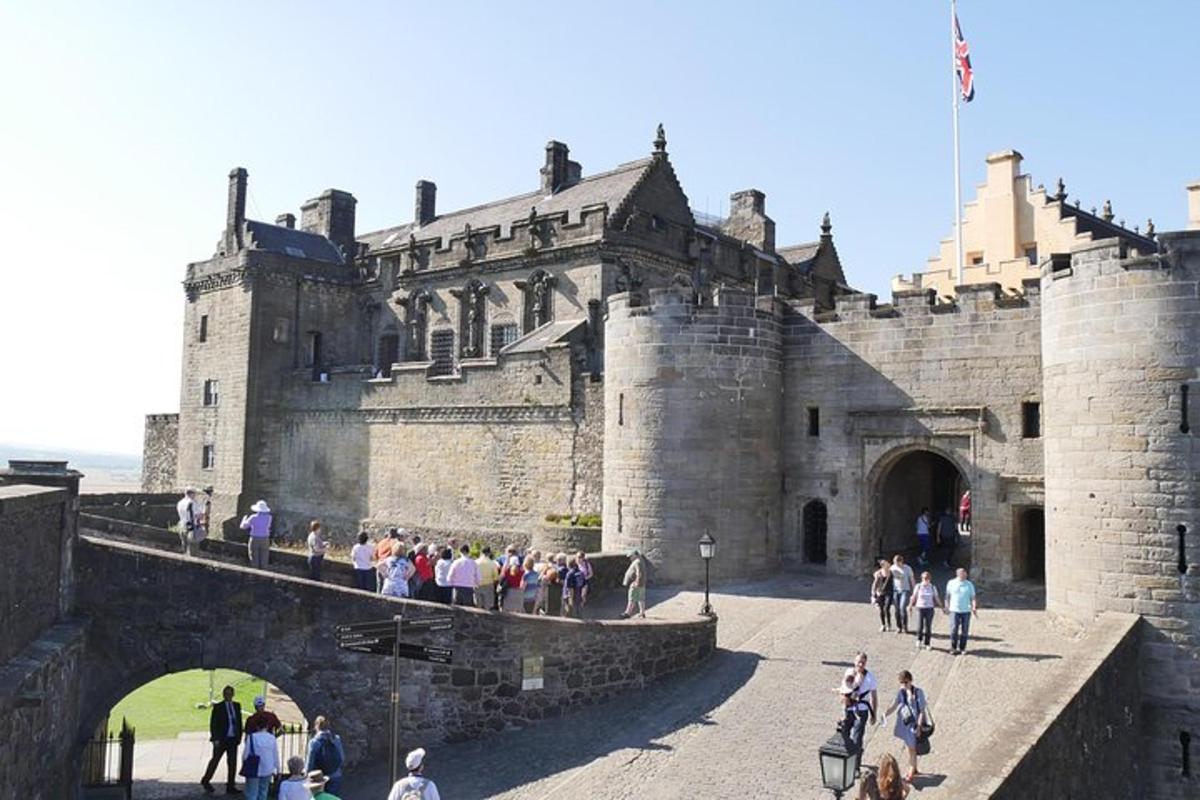 um grupo de pessoas do lado de fora de um castelo