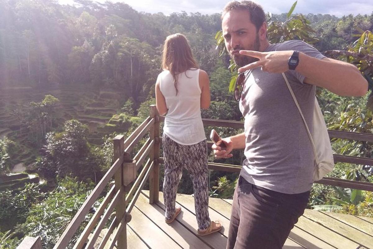 un uomo e una donna in piedi su un ponte