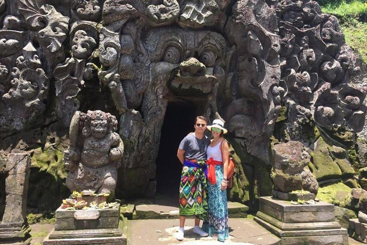 un uomo e una donna in piedi davanti a una grotta