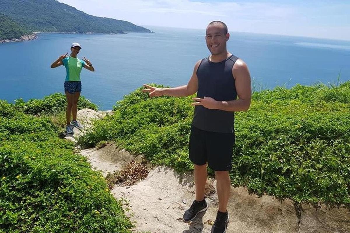 dva lidé stojící na stezce u vody