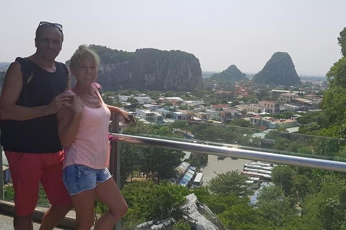 muž a žena stojící na vrcholu hory