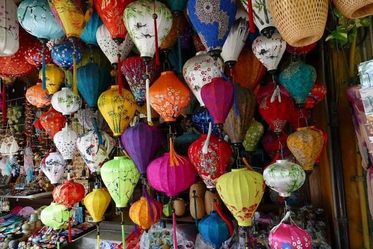 một loạt đèn lồng giấy đầy màu sắc treo trong một cửa hàng