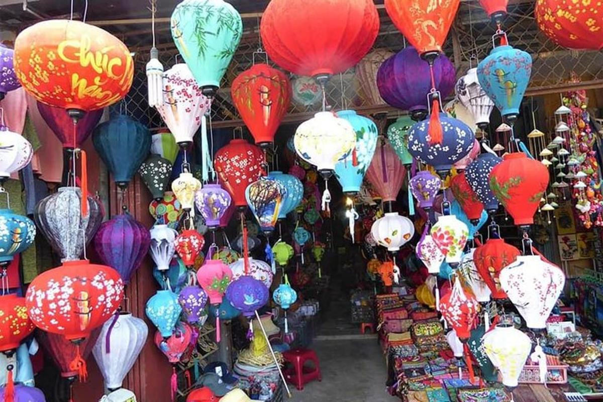 một màn trình diễn đèn lồng giấy đầy màu sắc trong một cửa hàng