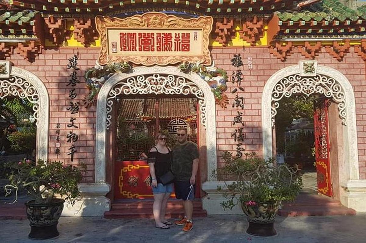 một người đàn ông và một người phụ nữ đứng trước cửa