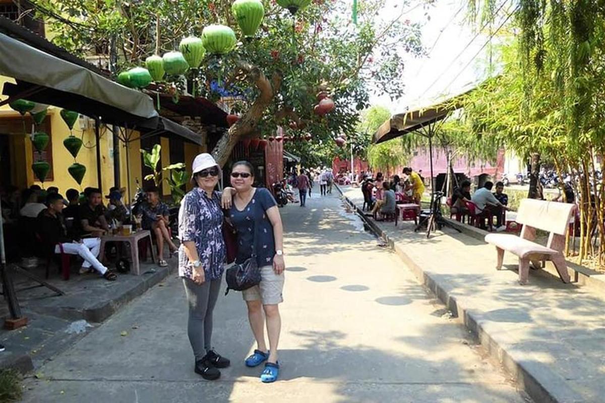 hai người phụ nữ đứng cạnh nhau trên vỉa hè