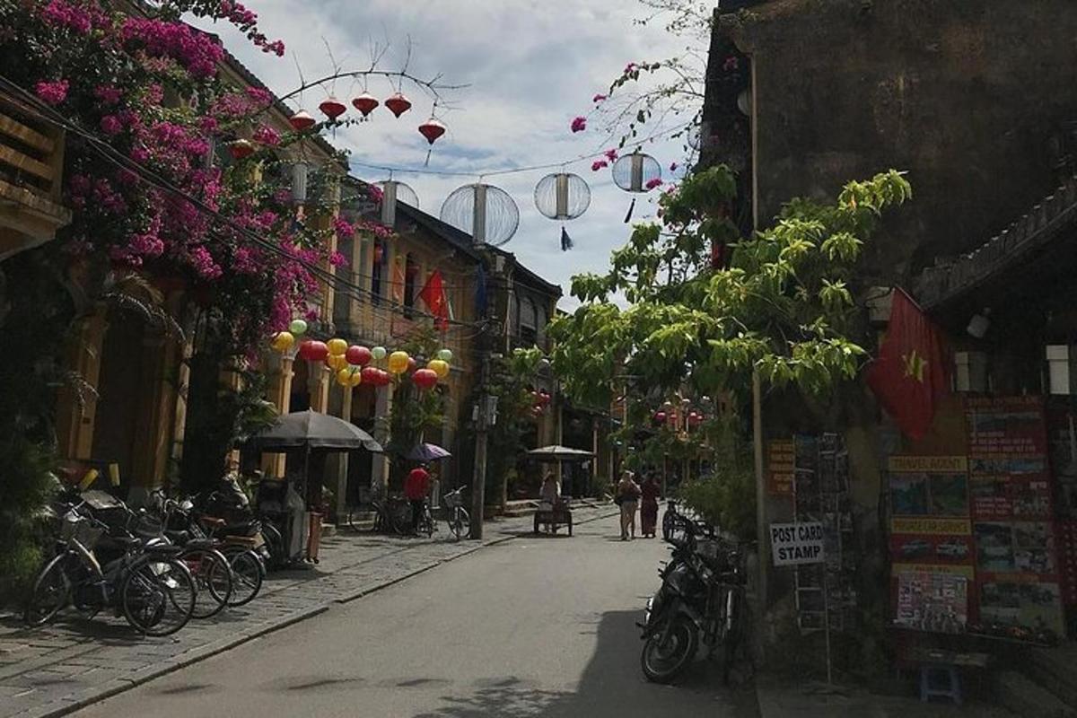 một con hẻm có xe đạp đỗ bên lề đường