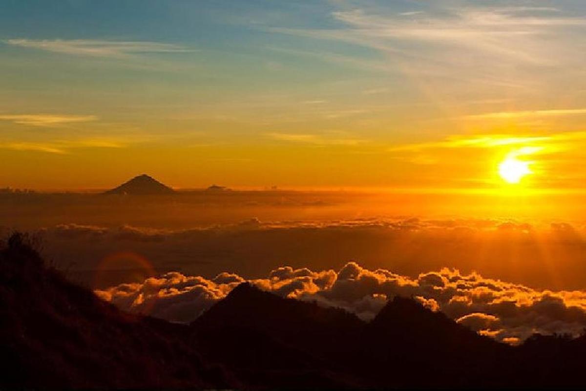 una vista del sole che tramonta sulle nuvole